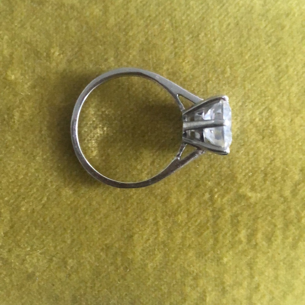 New 3 carat cubic zirconia solitaire. Cathedral basket setting, solid 925 - Picture 5 of 9